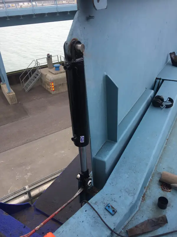 Hydraulcylinder på en ramp vid kaj