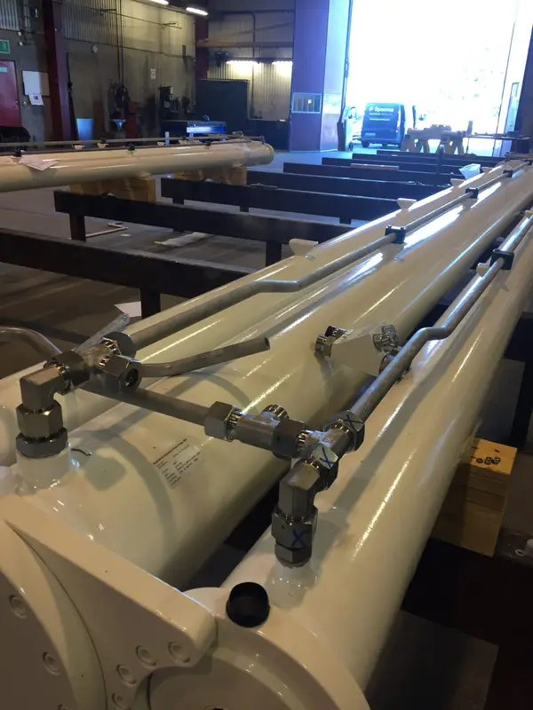 Långa hydraulcylindrar i en verkstad