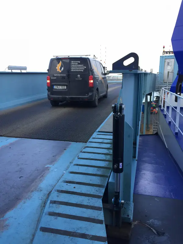 Servicebil på en ramp med hydraulcylinder