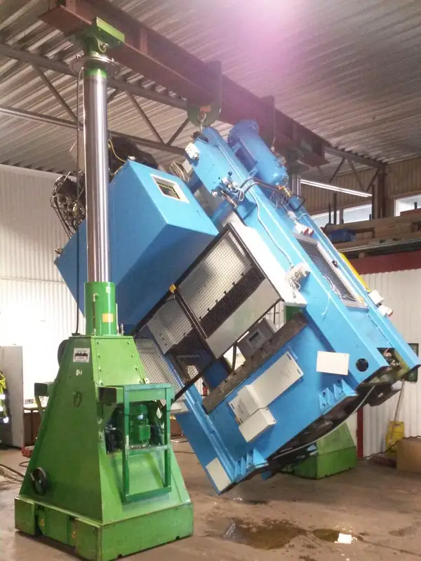 Hydraulpress som tippas under en flytt
